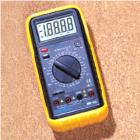 32檔量程;自動關(guān)機(jī),顯 示 器：30 X 60mm LCD，最大顯示值19999,直流電壓;交流電壓;直流電流;交流電流;電阻;電容,頻率測試帶蜂鳴器通斷測試;二極管測試;晶體管hFE測試. 
