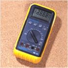 自動(dòng)量程3 3/4位LCD顯示的數(shù)字多用表，最大顯示值3296;數(shù)字和模擬條圖雙顯示,顯 示 器：30 X 60mm LCD，最大顯示值19999,直流電壓;交流電壓;直流電流;交流電流;電阻;電容,帶蜂鳴器通斷測(cè)試;二極管測(cè)試;晶體管hFE測(cè)試. 
