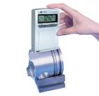 TR110袖珍式表面粗糙度儀具有測量精度高、測量范圍寬、操作簡便、便于攜帶、工作穩(wěn)定等特點，可以廣泛應用于各種金屬與非金屬加工表面的檢測，該儀器是傳感器主機一體化的袖珍式儀器，具有手持式特點，更適宜在生產(chǎn)現(xiàn)場使用。