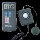 DE-3350 數(shù)字照度計(jì).3 1/2 數(shù)字LCD顯示,最大值1999,光度計(jì)范圍:400~700.光譜響應(yīng)中心波長:550,測(cè)量圍:200/2000/20000LUX 20/200/2000 FC.量程:0.1~19990 LUX 0.01~1999 FC