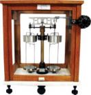 6SP-200半自動分析天平,產(chǎn)品適用于工礦企業(yè)，科學(xué)研究機構(gòu)化驗室、實驗室作精密衡量分析測定。稱重:200g.分度值:1mg,騎馬標尺范圍:10mg-990mg.稱盤尺寸:Φ75mm

 