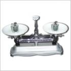 JP-A-5架盤天平,本架盤天平專供藥房使用，亦適用于化學(xué)和礦產(chǎn)工業(yè)及實(shí)驗(yàn)室一般稱量之用。最大稱量:500g.分度值:0.5g.箱/臺(tái):ф6mm.包裝尺寸:480*300*410mm.毛重:14