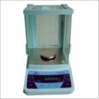 JA-3003 電子精密天平,新一代電磁式稱量傳感器，使產(chǎn)品的精度有了可靠保障。具有全自動故障檢測，自動校準(zhǔn)，超載保護(hù)等多種應(yīng)用程序。電源變壓器外置，減少溫度對天平稱量的影響.內(nèi)置RS232C接口，可直接連接計(jì)算機(jī)，打印機(jī)等。稱量范圍:0-300g.可讀性:1mg.稱盤尺寸:ф80mm
