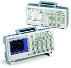 數(shù)字存儲(chǔ)示波器 TDS2004B 顯示： 彩色LCD ，帶寬：60 MHz；通道數(shù)量：4  ；每通道取樣速度：1.0 GS/s；記錄長(zhǎng)度：2.5 K 點(diǎn)。通過(guò)前面板USB 端口支持可移動(dòng)數(shù)據(jù)存儲(chǔ)設(shè)備