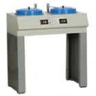  PG-2C型金相試樣拋光機(jī)是對PG-2金相試樣拋光機(jī)的不完善處進(jìn)行針對性的設(shè)計改進(jìn),增加了在拋光時作稀釋冷卻用的供水系統(tǒng)和易清污的抽屜式積污匣，拋盤直徑：220mm.轉(zhuǎn)速：900r/min，1400r/min（定制）.電動機(jī)：YS7116 0.2kW 380V（220V 定制） 50Hz