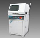 LSQ-100立式試樣切割機(jī)用于切割各種金屬、非金屬材料的樣,以便觀察材料金相、巖相組織。主軸轉(zhuǎn)速：2800轉(zhuǎn)/分鐘．砂輪片規(guī)格：350×2×32mm．最大切割直徑：100mm 
