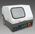 SQ-80 手動(dòng)試樣切割機(jī)用于切割各種金屬、非金屬材料的試樣，以便觀察材料金相、巖相組織。主軸轉(zhuǎn)速：2800轉(zhuǎn)/分鐘．砂輪片規(guī)格：250×2×32mm．最大切割直徑：80mm 
