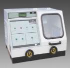 Q-100B型 全自動(dòng)試樣切割機(jī)具有超大切割室，可移動(dòng)式“T”型工作臺(tái)，液晶顯示各種切割數(shù)據(jù)；允許切割最大試樣直徑ф100mm,最大切割容積ф100mm×200mm；手動(dòng)切割/自動(dòng)切割任意切換；