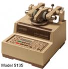 Taber 5135 & 5155 研磨儀是一種行業(yè)標(biāo)準(zhǔn)，用于陶瓷、塑料、紡織、金屬、皮革、橡膠和著色、著漆、電鍍表面等的磨損和耐用性測(cè)試。采用Taber 研磨儀進(jìn)行加速磨損測(cè)試,平臺(tái)旋轉(zhuǎn)速度60或72 圈每分鐘