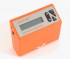 Elcometer 406L 統(tǒng)計(jì)型微型光澤度儀是一個(gè)手持式的測量平面光澤的測量儀。有單角度60°統(tǒng)計(jì)型和20°/60°雙角度統(tǒng)計(jì)型。通過向被測物體發(fā)射一定角度的持續(xù)光線束，監(jiān)測反射的光線來測量光澤度.
