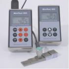 MINITEST 403/405系列 超聲波測(cè)厚儀，用于精確測(cè)量鋼鐵和其它金屬、玻璃、陶瓷、均質(zhì)塑料等材料的壁厚。儀器小巧、堅(jiān)固耐用。測(cè)量無(wú)損、快速、準(zhǔn)確?？梢詼y(cè)量平面和曲面。 