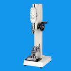 目 的：
ABQ拉力鈕扣測試儀，可配置NK、HF推拉力計(jì)和專用夾具，專用于測量鈕扣的扣合力或脫離衣物破壞力。檢測鈕扣、按鈕等固定強(qiáng)度是很重要的一項(xiàng)標(biāo)準(zhǔn)，尤其是在嬰兒和兒童服裝設(shè)計(jì)及制造中最為重要。在鈕扣固定裝飾件上使用一定力的測量需要通過力度儀器來記錄。
