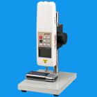 說明： 
AAJ按鍵專用負(fù)荷測試臺，專為按鍵專用測力計(jì)配備，用于按鍵按鈕的按壓力負(fù)荷測試，具有高精度、易操作、快速復(fù)位等優(yōu)點(diǎn)。本機(jī)架使用方便，可安放在各種工作臺面上使用。
