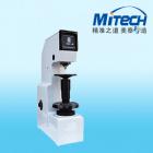 主要特點：

●     構(gòu)造堅固、剛性好、精確、可靠、耐用，測試效率高；
●     電子式換向開關(guān)；
●     高精度讀數(shù)顯微鏡測量系統(tǒng)；
●     廣泛適用于生產(chǎn)現(xiàn)場中的品質(zhì)監(jiān)控，工作環(huán)境適應(yīng)性強；
●     精度符合GB/T231.2、ISO 6506-2和美國ASTM E10。
