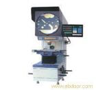 用途特點

±    采用工作臺升降調(diào)焦，使操作比較方便?？蛇xZ系列正像型，影像與工件同向，正立直觀。
±    光學系統(tǒng)質(zhì)量優(yōu)良，物鏡成像清晰，放大倍率準確，在透射光照明下，輪廓測量誤差小于0.08%。
±    投影屏旋轉(zhuǎn)機構(gòu)裝有角位移光電傳感器，顯示分辨率達1′或0.01°可作任意角度的快速測量，誤差在5′之內(nèi)。
±    數(shù)字顯示系統(tǒng)具有多種顯示功能，可進行公/英制轉(zhuǎn)換；相對/絕對坐標轉(zhuǎn)換；角度的60進制與100進制轉(zhuǎn)換以及坐標值的二等分。

