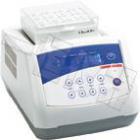 產(chǎn)品特點(diǎn)：

●液晶顯示屏，菜單式操作界面，多組數(shù)據(jù)一屏顯示，操作簡(jiǎn)單。

●具有斷電恢復(fù)功能，當(dāng)外電源斷電又重新來(lái)電時(shí)，設(shè)備可按原設(shè)定程序自動(dòng)恢復(fù)運(yùn)行。

●微處理器控制，溫控線性好、振蕩轉(zhuǎn)速準(zhǔn)確、波動(dòng)小。

●設(shè)有定時(shí)功能，0～100小時(shí)范圍內(nèi)任意設(shè)定培養(yǎng)時(shí)間，顯示屏顯示剩余時(shí)間，定時(shí)終點(diǎn)發(fā)出聲音報(bào)警訊號(hào)。

●多種標(biāo)準(zhǔn)樣品模板可供選擇，更換方便。也可根據(jù)用戶要求定做模塊。

●短振蕩點(diǎn)動(dòng)功能。

●直流無(wú)刷電機(jī)驅(qū)動(dòng)、長(zhǎng)壽命、免保養(yǎng)。

